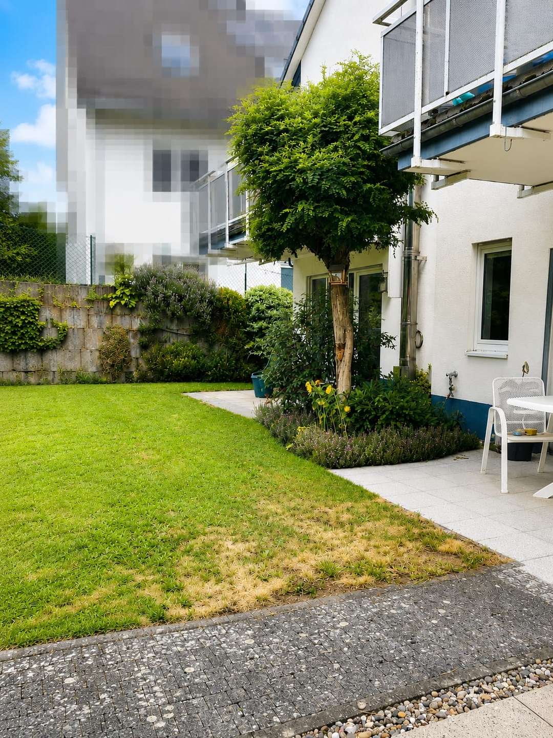 Garten mit beiden Terrassen